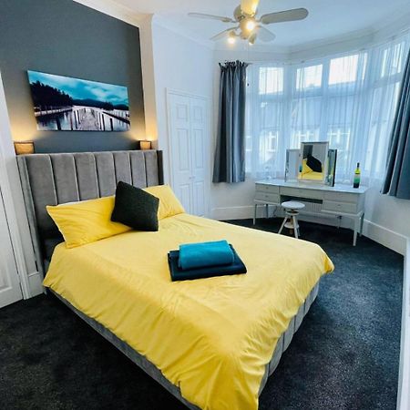 Flat In The Heart Of Leigh On Sea Less Than 2 Miles From The Beach Southend-on-Sea Exterior photo