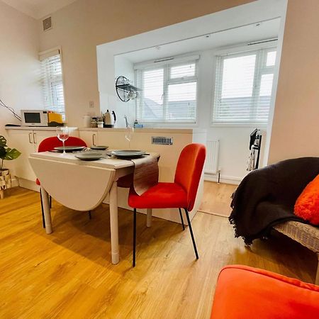 Flat In The Heart Of Leigh On Sea Less Than 2 Miles From The Beach Southend-on-Sea Exterior photo